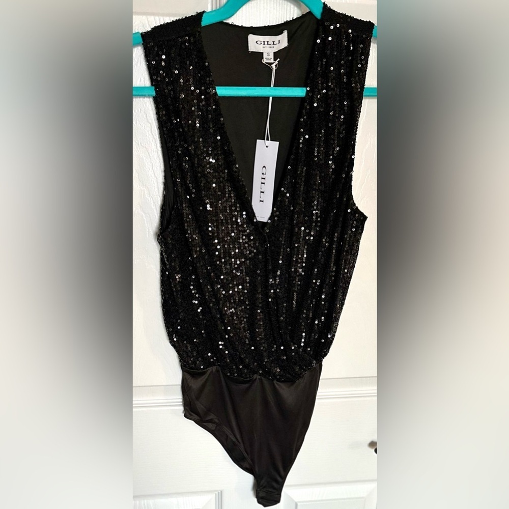 ‼️RARE‼️🎸GILLI🎸🔥NWT🔥V Neck Sequins Bodysuit in Black—S